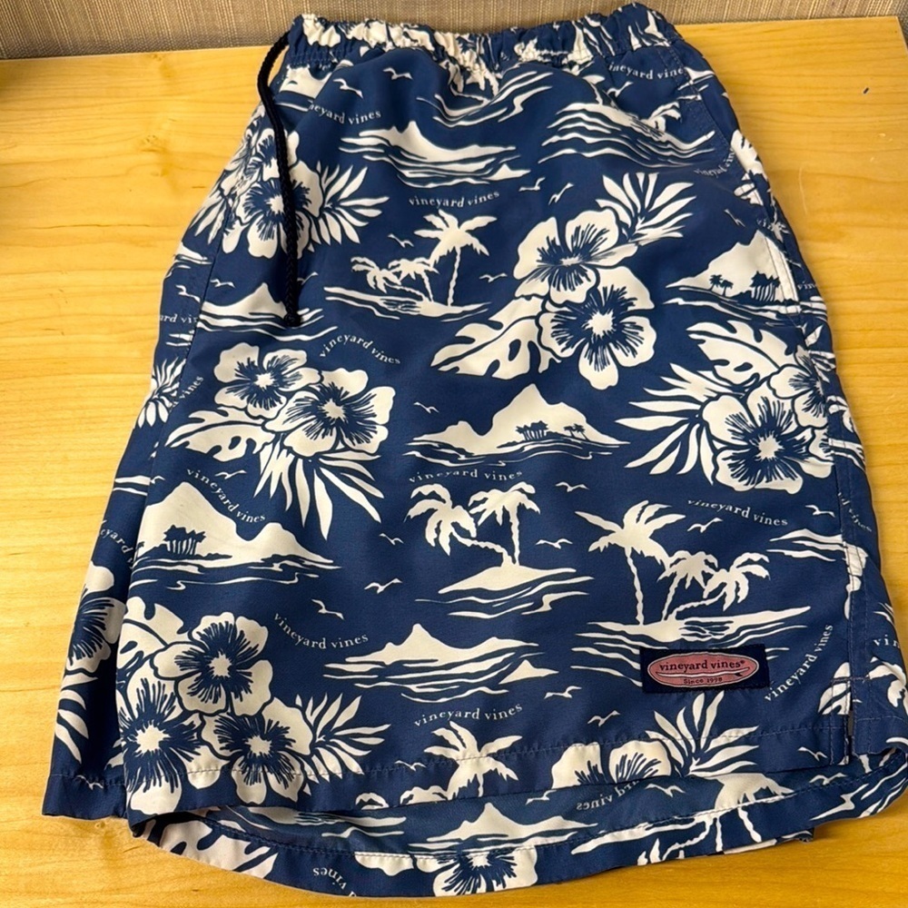 Men’s Vineyard Vines Blue and White Hawaiian extra large swim‎ shorts